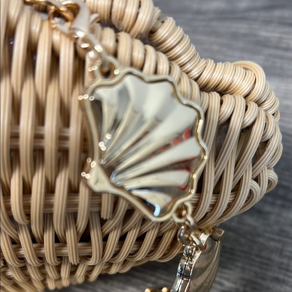 Tommy Bahama | Seashell 🐚 Bag w/ Gold Seashell Handle - Picture 7 of 14